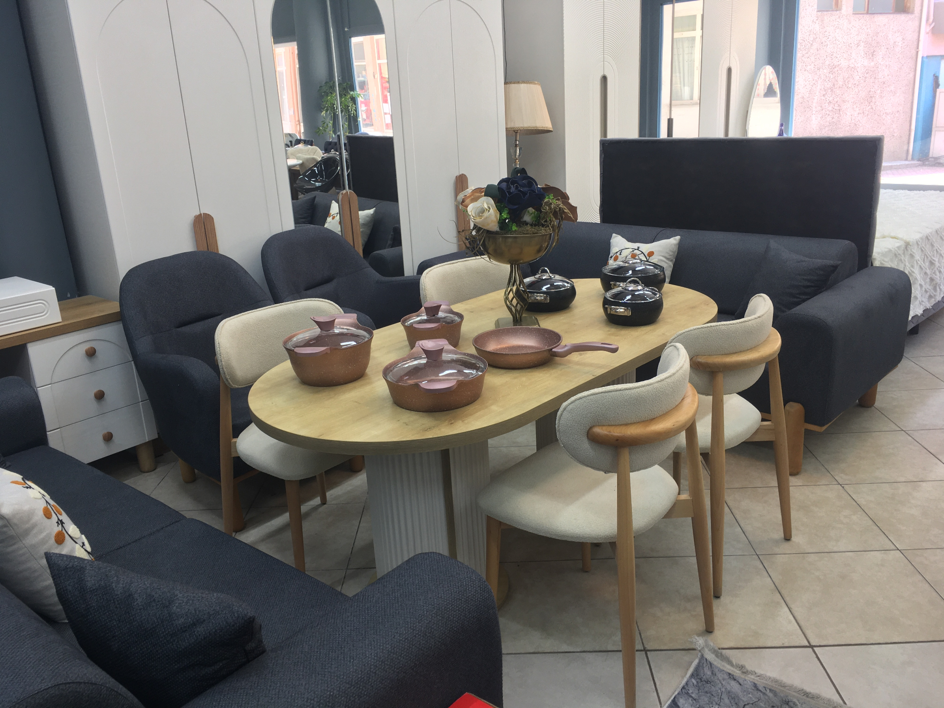 Oval ahşap yemek masası takımı
